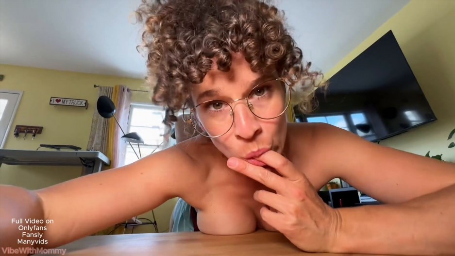 VibeWithMommy – Stepmom Proves Shes Not a Lesbian Stepsister